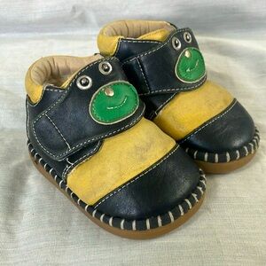Baby size 14 leather cozy fuzzy lined Velcro tie shoes with rubber sole